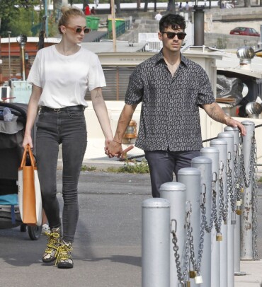 I PARIS: Sophie Turner og Joe Jonas fotografert hånd i hånd på vei til en båttur på Seinen i Paris mandag forrige uke. Foto: Philippe Blet/Shutterstock/ NTB scanpix I PARIS: Sophie Turner og Joe Jonas fotografert hånd i hånd på vei til en båttur på Seinen i Paris mandag forrige uke. Foto: Philippe Blet/Shutterstock/ NTB scanpix
